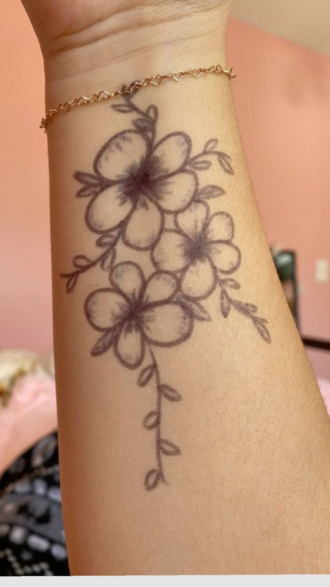 Elegant Floral Design with Leaves