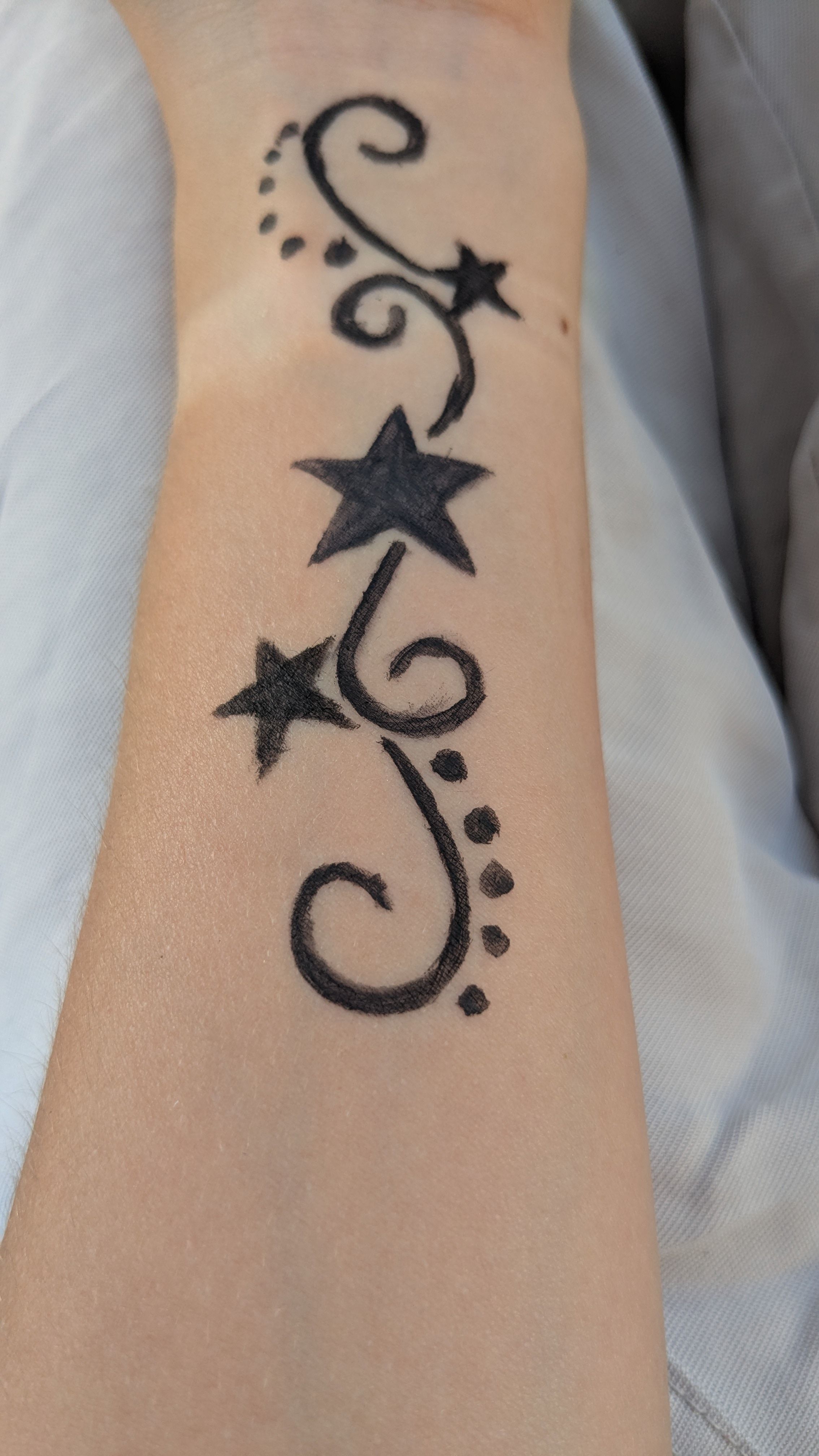 Stylish Star Swirl Design with Dots