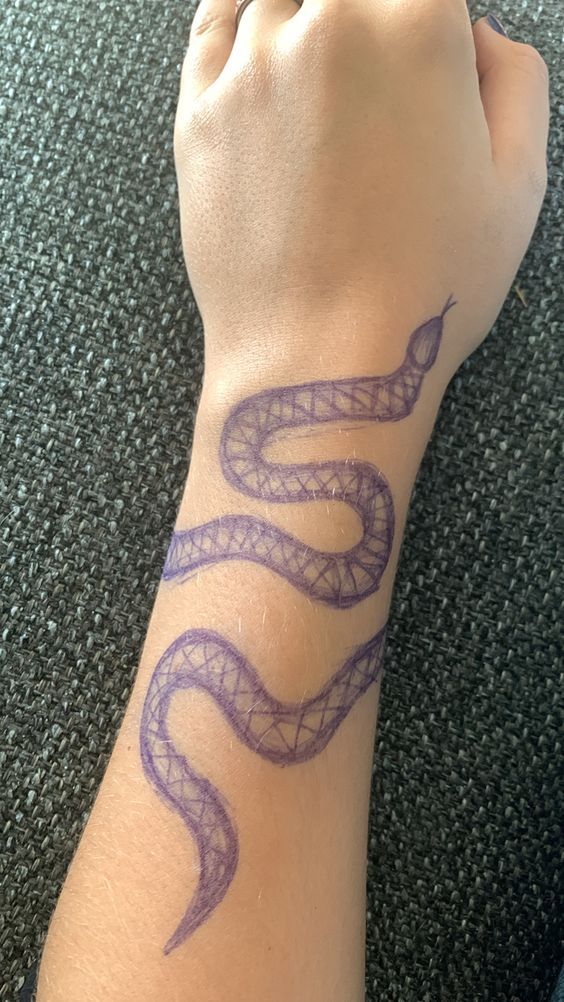 Artistic Snake Design With Pen